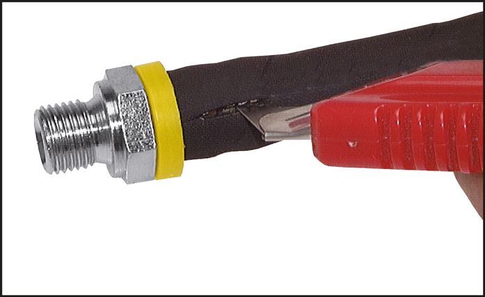 Exemple d'application: Couper le tuyau sur le côté avec un couteau sans endommager le raccord à nervures: risque de fuite !
